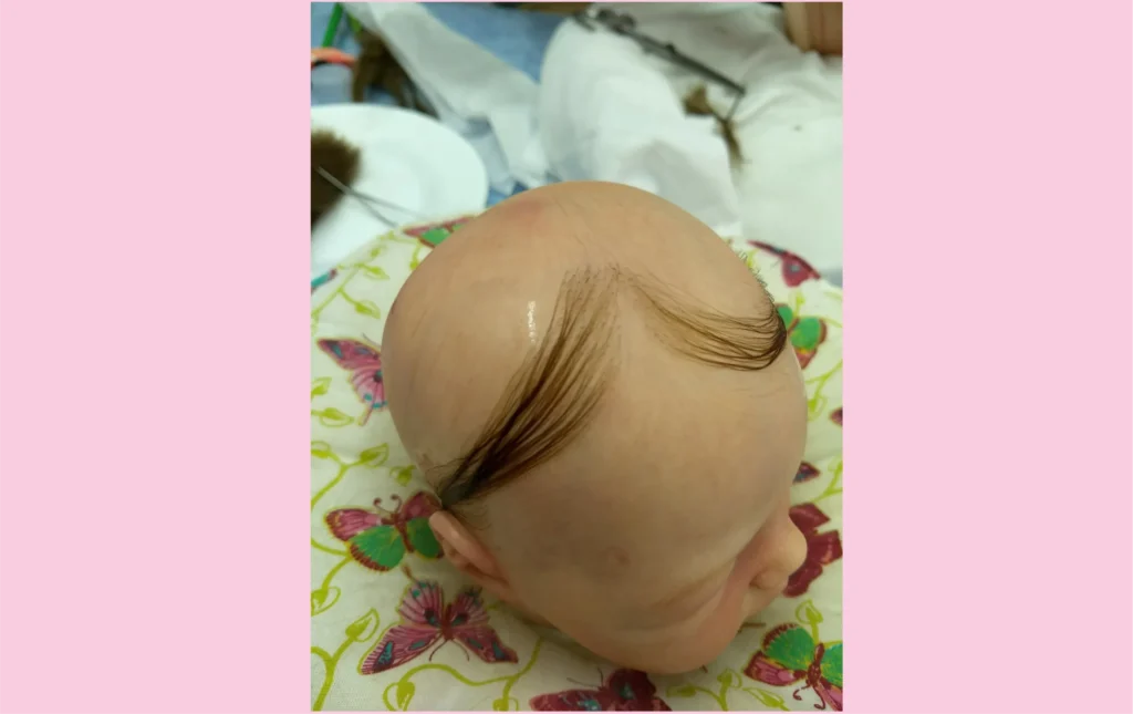 bebe-reborn-polemica implante de cabelo em bebê reborn